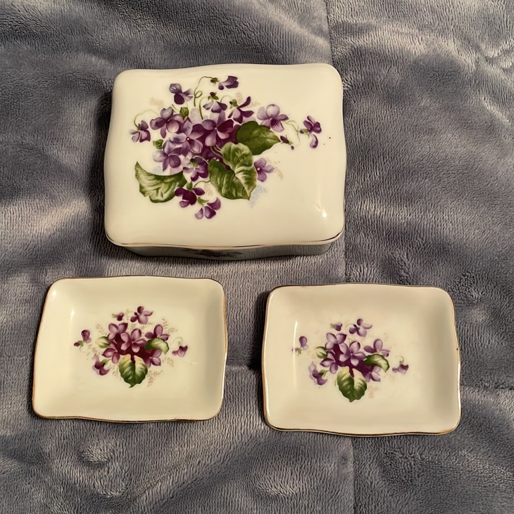 ⭐️ Host Pick⭐️ Vintage porcelain trinket holder with plates inside!
